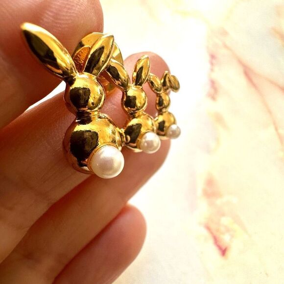 Avon bunny gold tone faux pearl pin - Picture 8 of 8